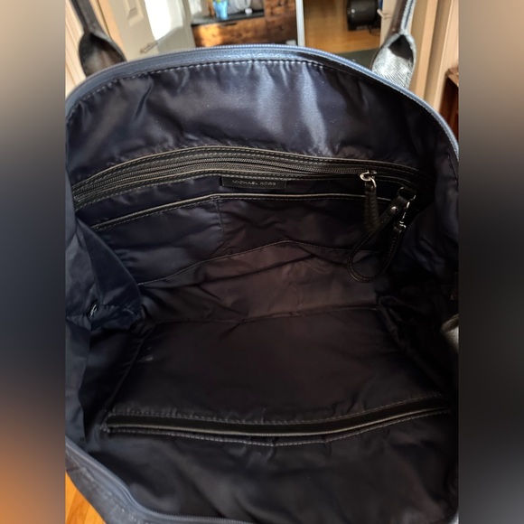 Michael Kors Denim Lrg Shoulder Bag w/pocket -attach to suitcase Like New - Picture 4 of 7